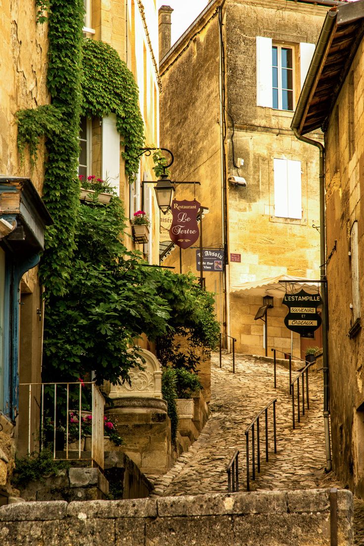 CRUCEROS RIVER ROYALE CRUCEROS FRANCIA CRUCEROS BURDEOS CRUCEROS RIOS DE FRANCIA RIVER ROYALE CRUISES CRUCEROS DE LUJO UNIWORLD SAINT EMILION AQUITANIA